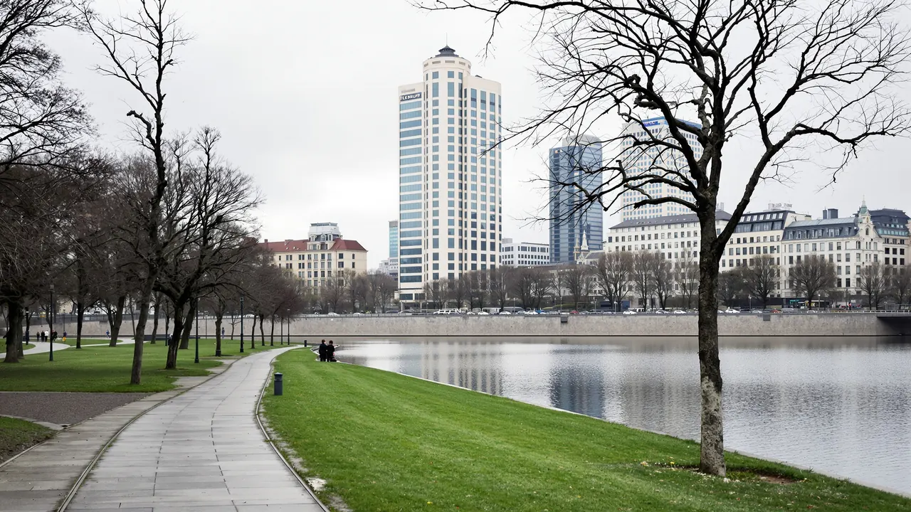 Das Frankfurter Büroviertel an einem flachen grauen Nachmittag, Glas- und Steintürme verschiedener Jahrzehnte dicht beieinander über einem gepflasterten Platz