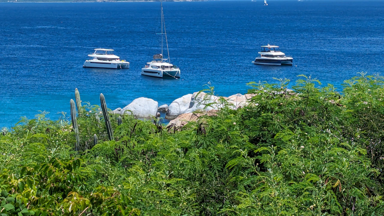 Boote ankern in einer Bucht vor Virgin Gorda auf den British Virgin Islands