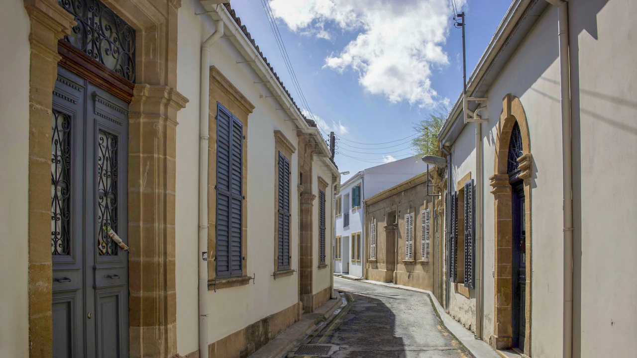 Gasse mit Sandsteinportalen und blauen Fensterläden in der Altstadt von Nikosia