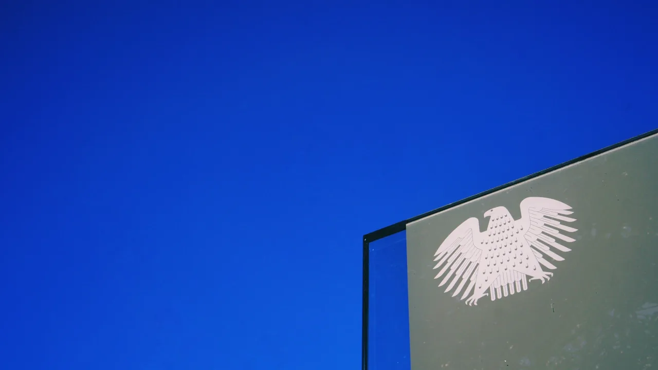 Bundesadler auf einer Tafel vor tiefblauem Himmel