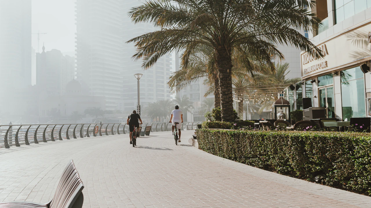 Radfahrer auf der Marina-Promenade in Dubai im Morgendunst