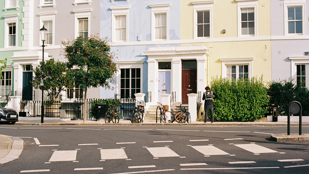 Zebrastreifen vor pastellfarbenen Stadthäusern in London