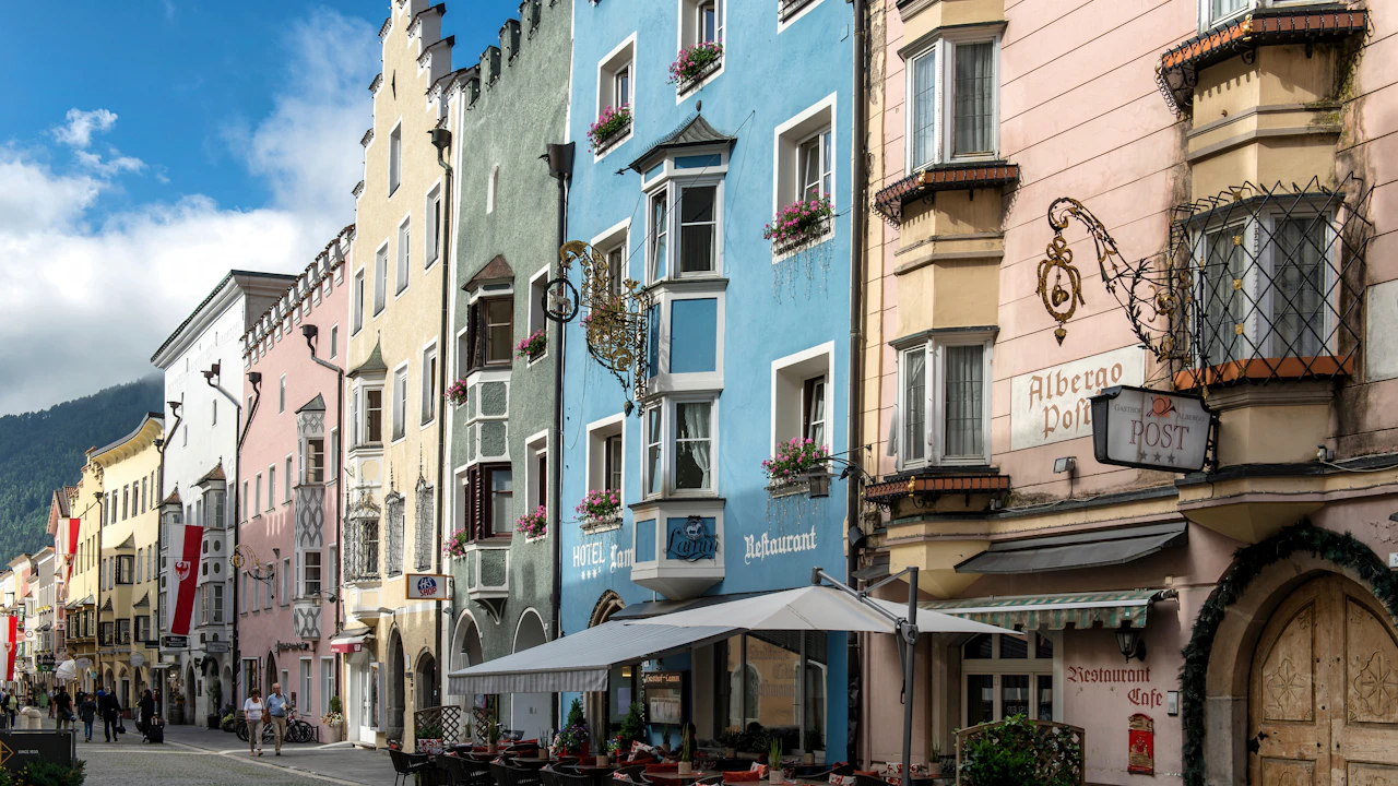 Bunte historische Fassaden mit Erkern an einer Altstadtstraße