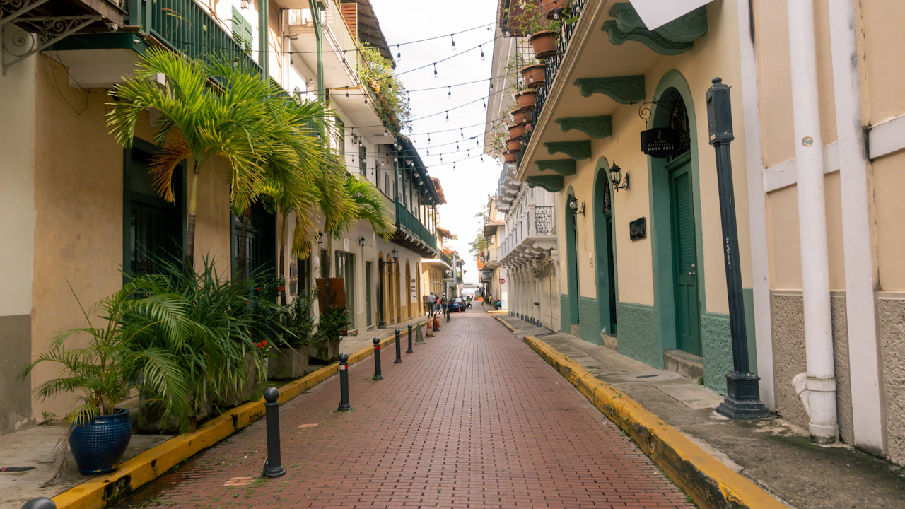 Gasse mit Palmen und Balkonen im Casco Viejo von Panama-Stadt