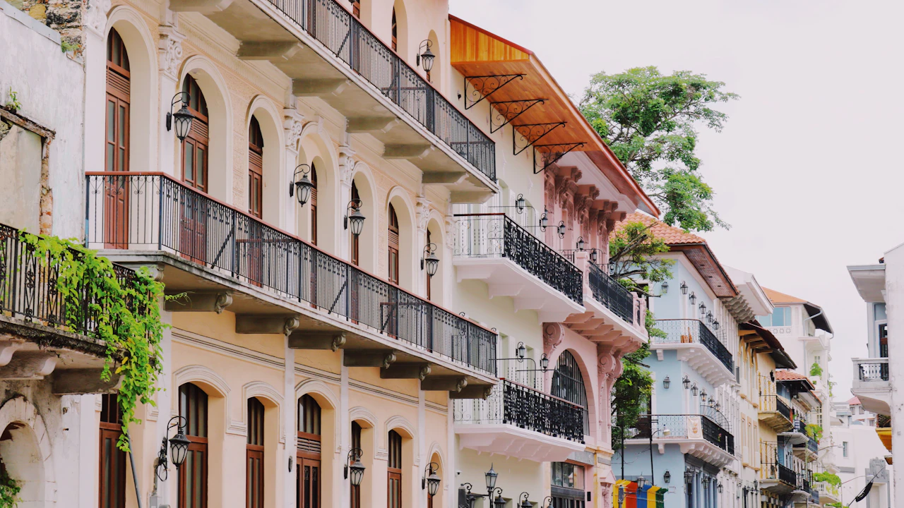 Balkonfassaden mit schmiedeeisernen Geländern in der Altstadt von Panama-Stadt