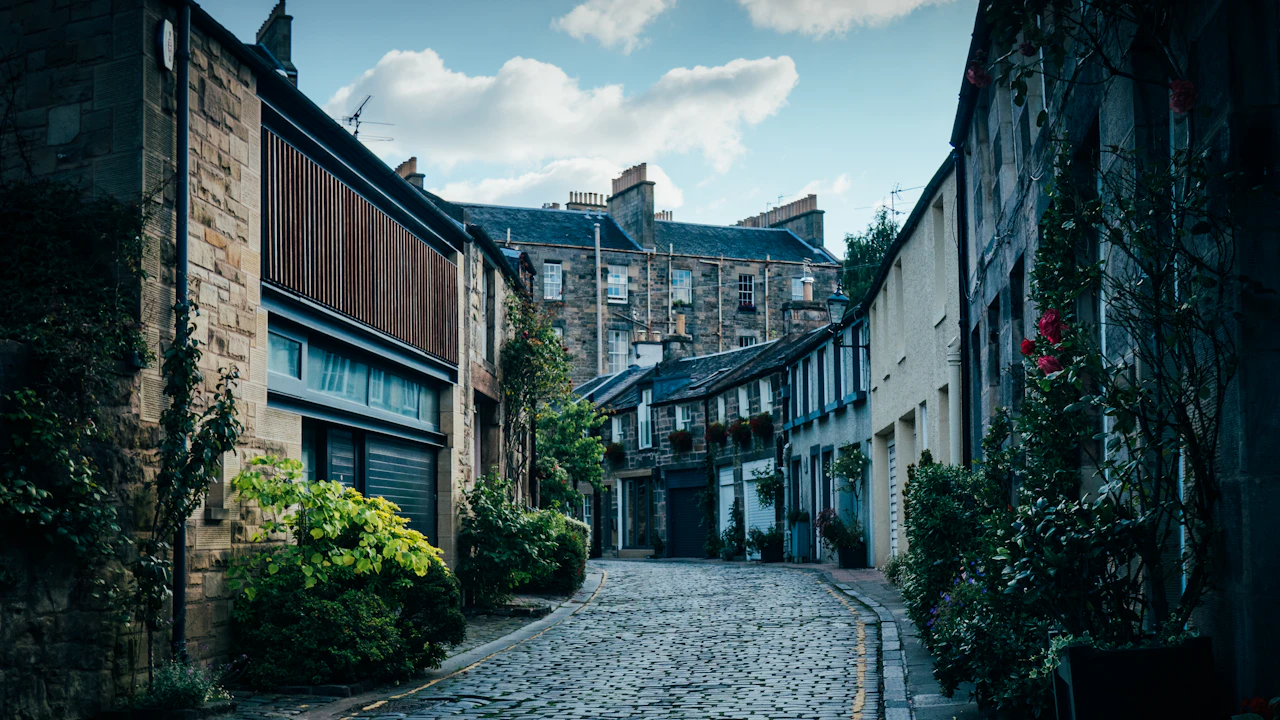 Kopfsteinpflaster-Mews mit Steinhäusern in Edinburghs Circus Lane