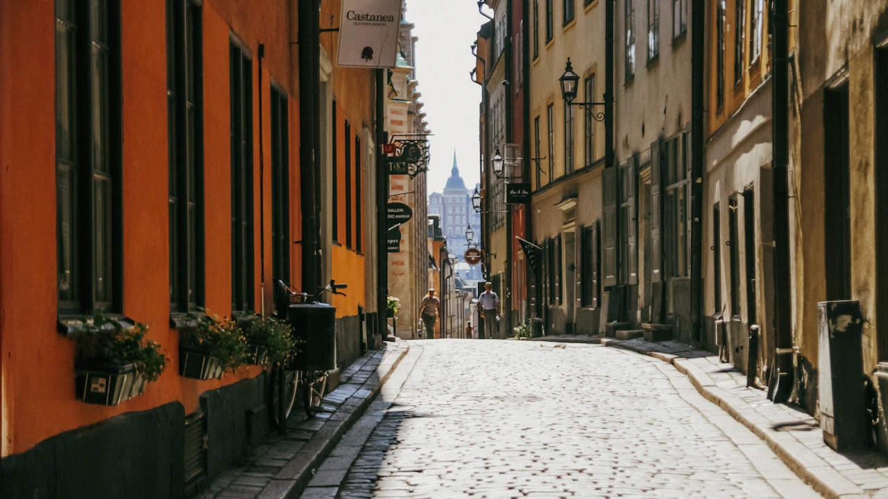 Kopfsteinpflastergasse in der Stockholmer Altstadt am Morgen